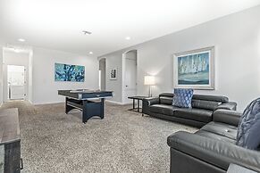 UpstaySpaciousHomePoolHotTubSleeps27