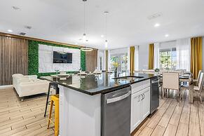 UpstaySpaciousHomePoolHotTubSleeps27