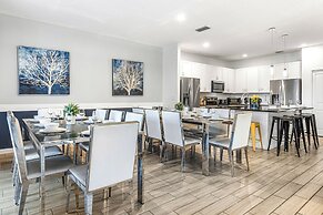 UpstaySpaciousHomePoolHotTubSleeps27