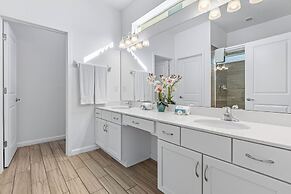 UpstaySpaciousHomePoolHotTubSleeps27