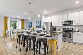 UpstaySpaciousHomePoolHotTubSleeps27