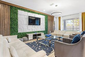 UpstaySpaciousHomePoolHotTubSleeps27