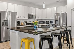 UpstaySpaciousHomePoolHotTubSleeps27