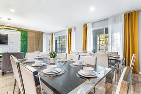 UpstaySpaciousHomePoolHotTubSleeps27