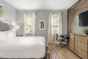 UpstaySpaciousHomePoolHotTubSleeps27