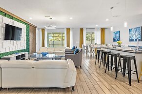 UpstaySpaciousHomePoolHotTubSleeps27