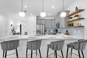 Upstay24-PPLHomeThemeRoomsPoolSpaCinema