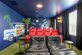 Upstay24-PPLHomeThemeRoomsPoolSpaCinema