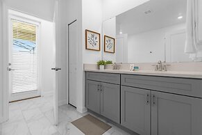 Upstay24-PPLHomeThemeRoomsPoolSpaCinema