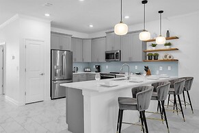 Upstay24-PPLHomeThemeRoomsPoolSpaCinema