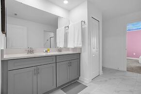 Upstay24-PPLHomeThemeRoomsPoolSpaCinema