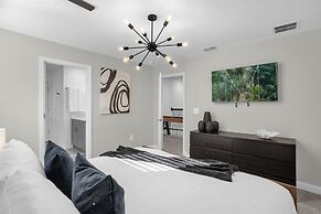 Upstay24-PPLHomeThemeRoomsPoolSpaCinema