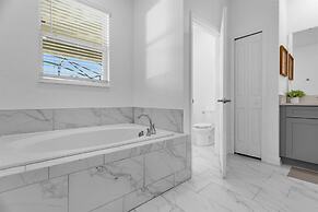 Upstay24-PPLHomeThemeRoomsPoolSpaCinema