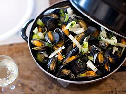 Enticing Chalet Beachside