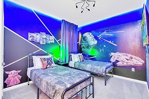 UpstaySleeps20ThemeRoomsPoolHotTubTheatr