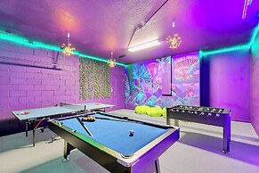 UpstaySleeps20ThemeRoomsPoolHotTubTheatr