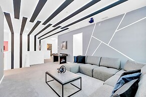 UpstaySleeps20ThemeRoomsPoolHotTubTheatr