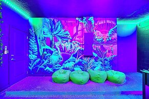 UpstaySleeps20ThemeRoomsPoolHotTubTheatr