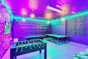 UpstaySleeps20ThemeRoomsPoolHotTubTheatr