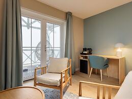 Luxury Suite With air Conditioning, Near the Beach