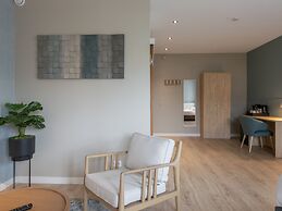 Luxury Suite With air Conditioning, Near the Beach
