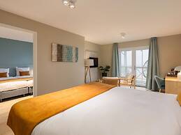 Luxury Suite With air Conditioning, Near the Beach