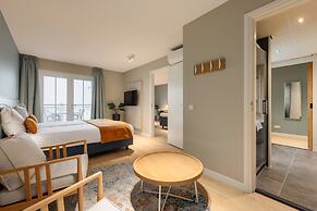 Luxury Suite With air Conditioning, Near the Beach