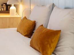 Luxury Suite With air Conditioning, Near the Beach