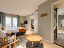 Luxury Suite With air Conditioning, Near the Beach