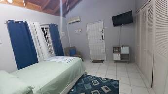 Entire Homestay In Kingston - by Airport