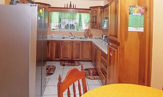 Entire Homestay In Kingston - by Airport