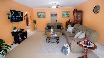 Entire Homestay In Kingston - by Airport