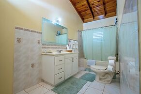 Entire Homestay In Kingston - by Airport