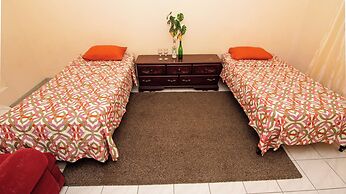Entire Homestay In Kingston - by Airport