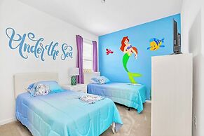 16 Guest Lakefront Home w Pool BBQ