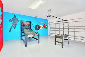 16 Guest Lakefront Home w Pool BBQ