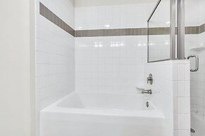 Stylish and New! 3br, Steps fr. Universal Drive