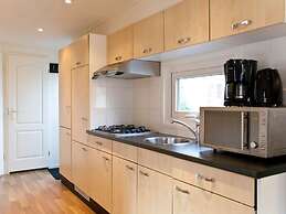 Well-kept Chalet in a Holiday Park, Adjacent to the Hoge Veluwe Nation