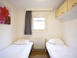 Well-kept Chalet in a Holiday Park, Adjacent to the Hoge Veluwe Nation