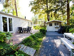 Well-kept Chalet in a Holiday Park, Adjacent to the Hoge Veluwe Nation
