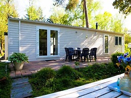 Well-kept Chalet in a Holiday Park, Adjacent to the Hoge Veluwe Nation