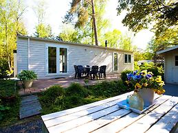Well-kept Chalet in a Holiday Park, Adjacent to the Hoge Veluwe Nation