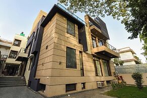 TAVISHA VILLA FILM CITY ROAD