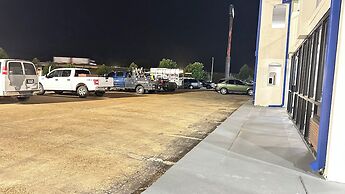 Dreamland Inn and Suites