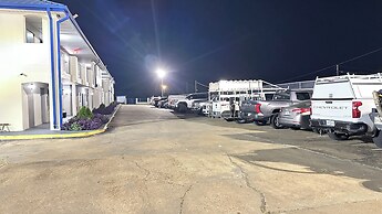 Dreamland Inn and Suites