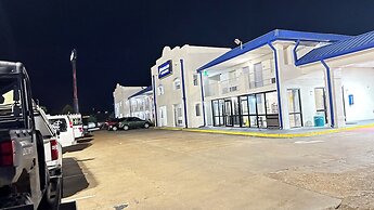 Dreamland Inn and Suites