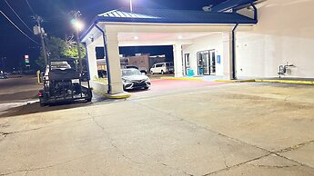 Dreamland Inn and Suites