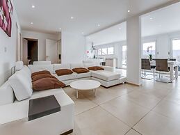 Beautiful Cottage in La Chaux With Jacuzzi