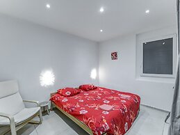Beautiful Cottage in La Chaux With Jacuzzi