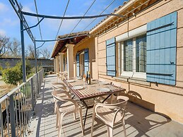 Villa With Swimming Pool in Sorgues